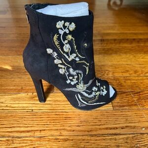 Carlos by Carlos Santana Black Embroidered Ankle Booties Size 7